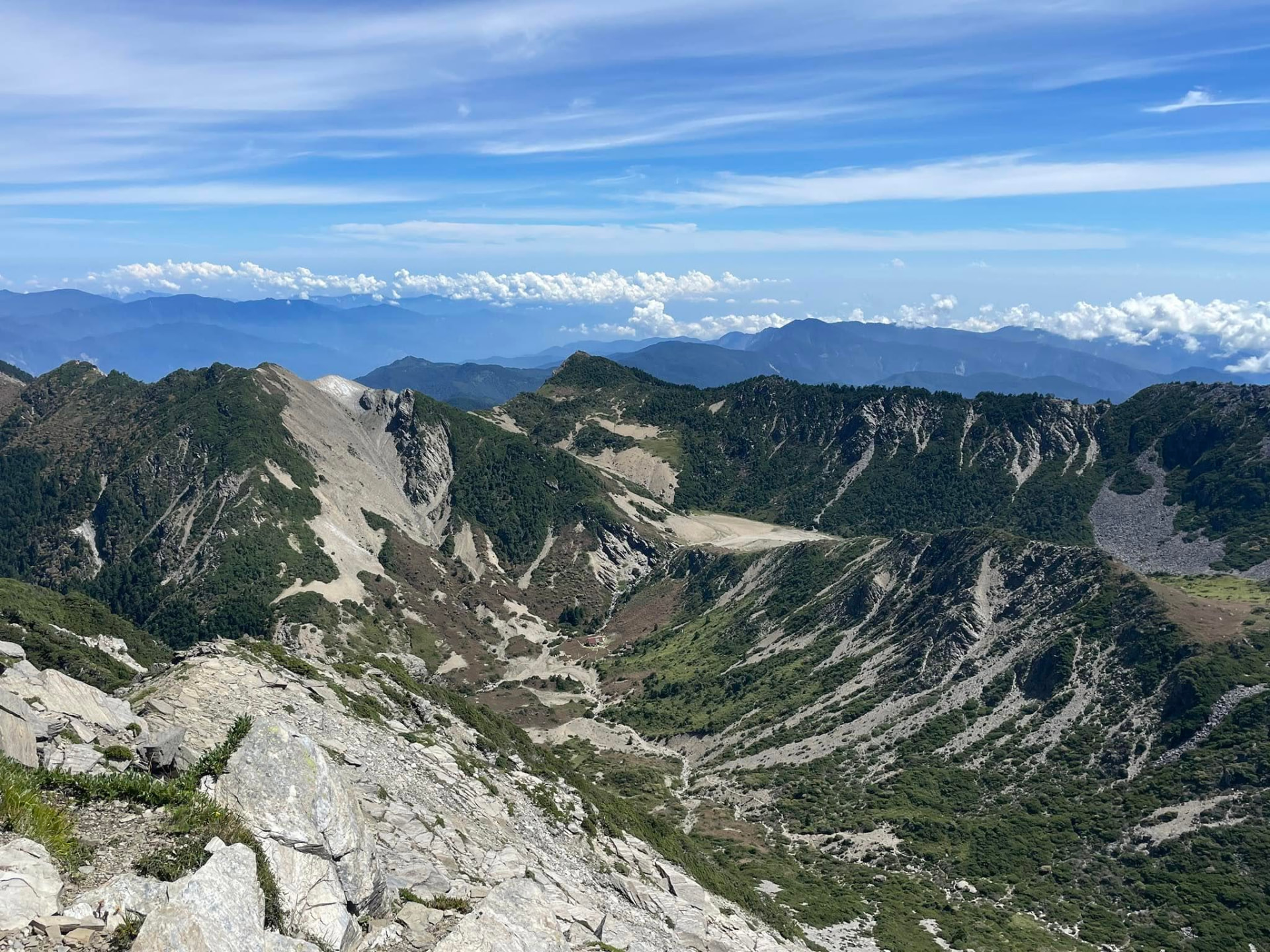 南湖大山稜線與雲海的高山風景