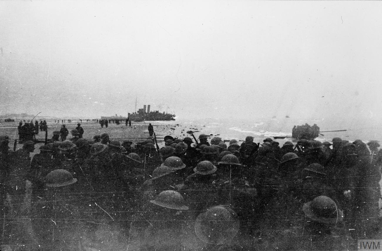 1940 年敦克爾克海灘上等待撤退的英軍